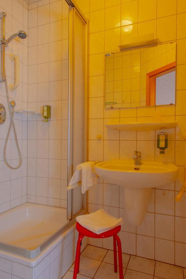 Christliche Gaestehaeuser Weinstrasse Neustadt an der Weinstraße Buitenkant foto